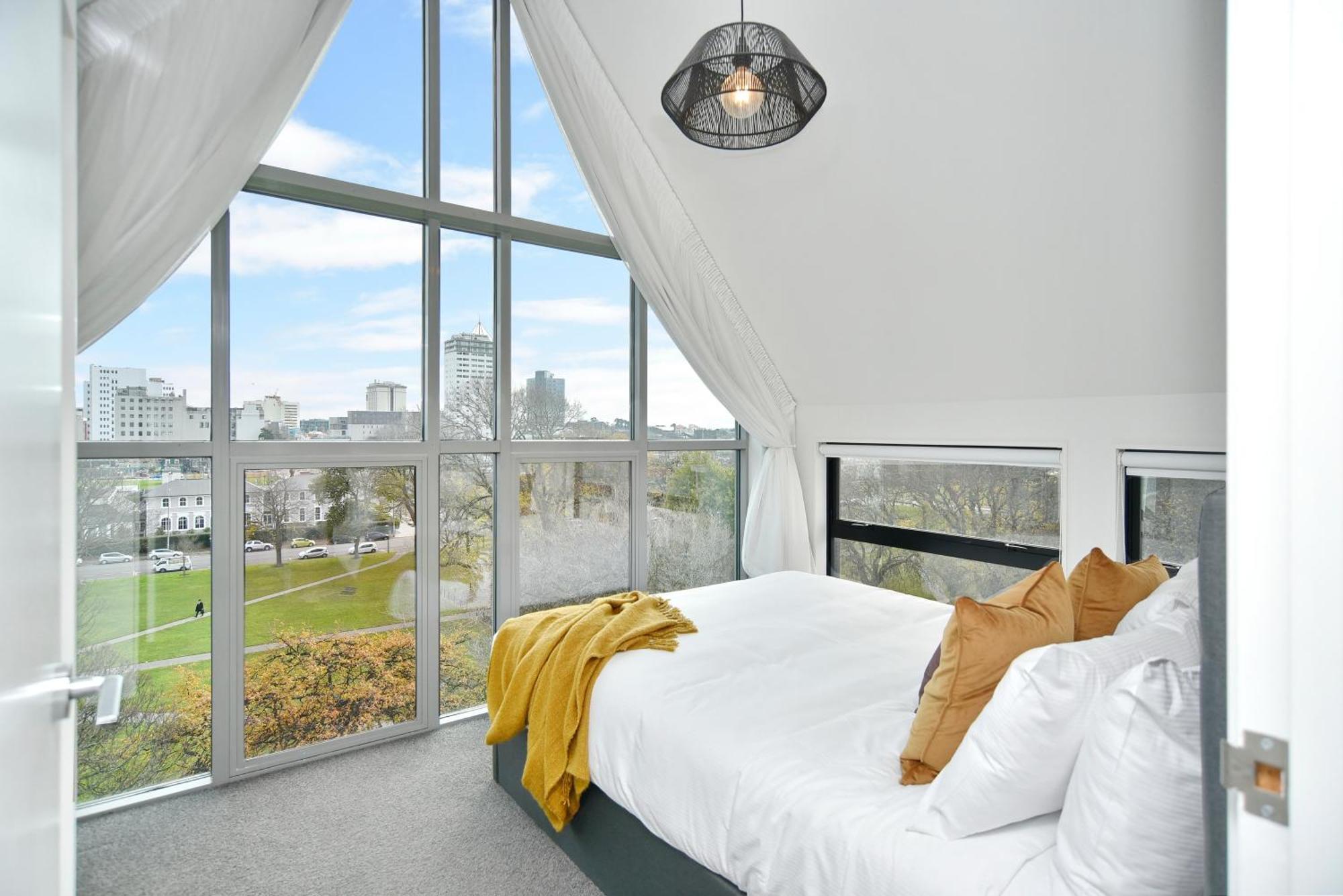 Latimer Loft - Christchurch Holiday Homes Экстерьер фото